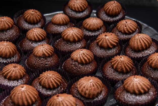 Plateau avec petits gâteaux au chocolat avec décorations