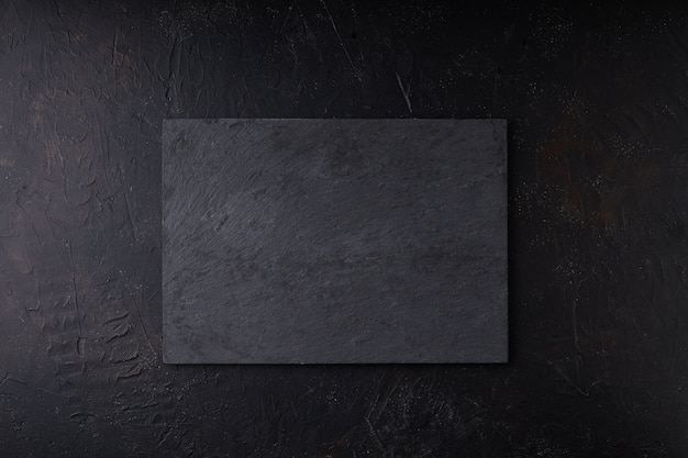 Plateau en pierre noire sur fond noir Espace de copie Photo sombre Maquette