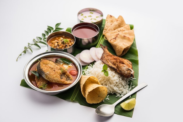 Plateau de poisson indien ou thali - Fruits de mer populaires, repas non végétarien de Mumbai, Konkan, Maharashtra, Goa, Bengale, Kerala servis dans une assiette en acier ou sur une feuille de bananier