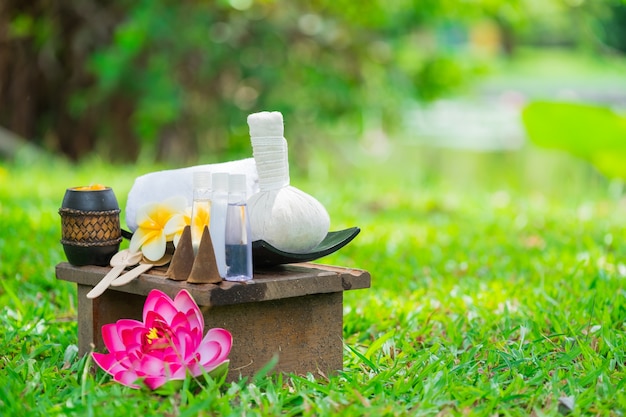 plateau de produits de spa sur les roseaux verts sur la rivière