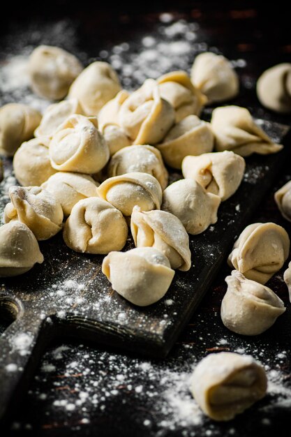 Un plateau de raviolis maison sur une planche à découper