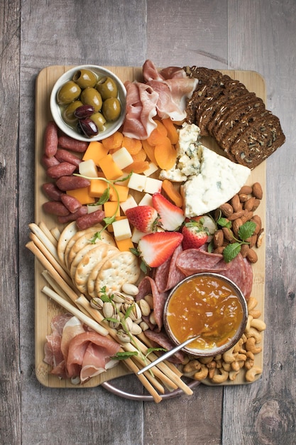 Plateau de restauration antipasti viande avec jambon saucisse et fromage fond de recette alimentaire gros plan