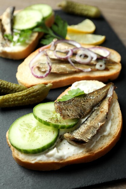 Plateau avec des sandwichs aux sprats, gros plan et mise au point sélective