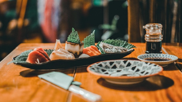 Photo un plateau de sashimi assorti