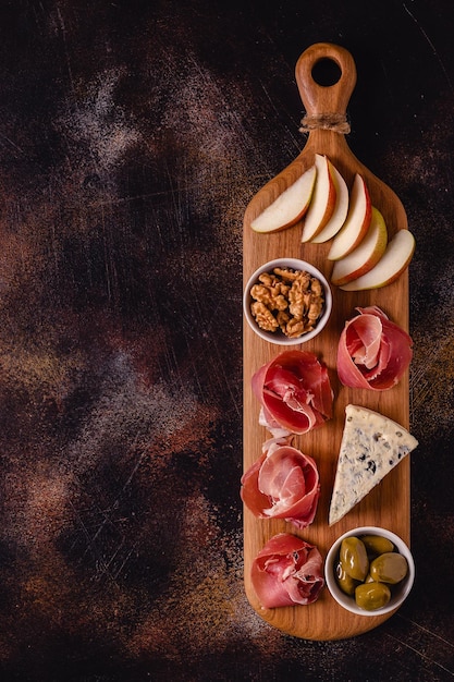 Plateau de service avec vue de dessus de collations à base de viande et de fromage