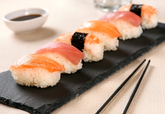 Plateau de sushi nighiri garni de tranches de saumon finement