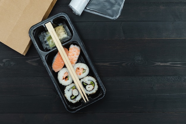 Plateau de sushi sur un noir