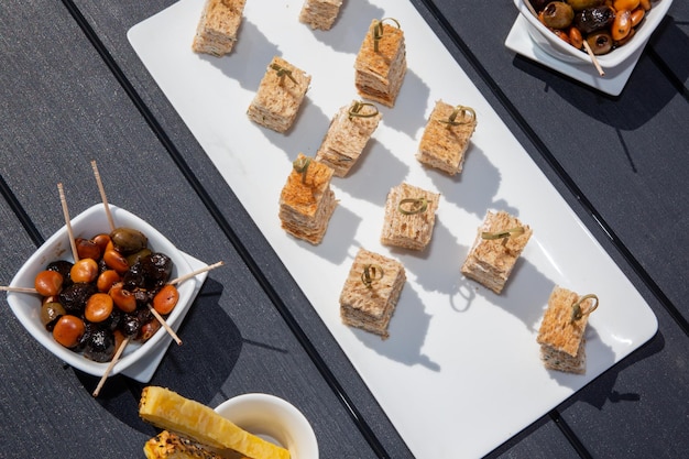 Plateau de table apéritifs traiteur canapés sur buffet de mariage