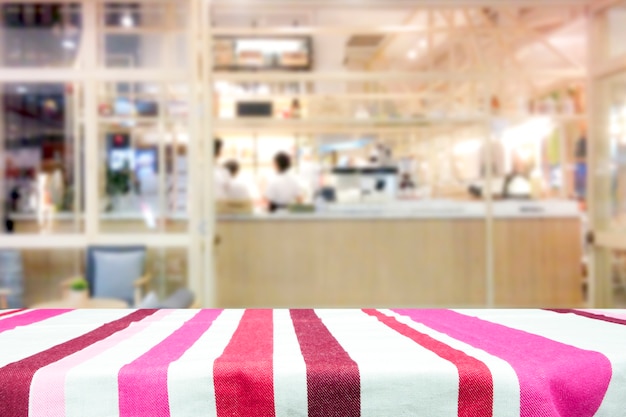 Plateau de table en bois sur fond de café.