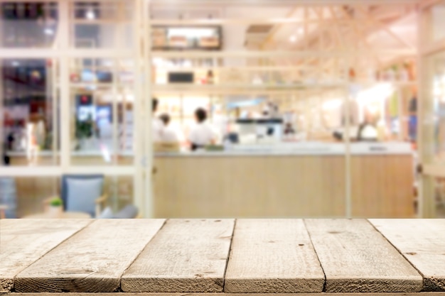 Plateau de table en bois sur fond de café.