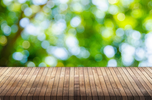 Plateau de table en bois sur fond d&#39;or bokeh brillant