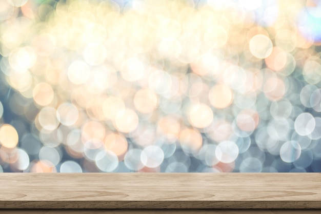 Plateau de table en bois marron vide avec flou abstrait bokeh bleu et orange pastel