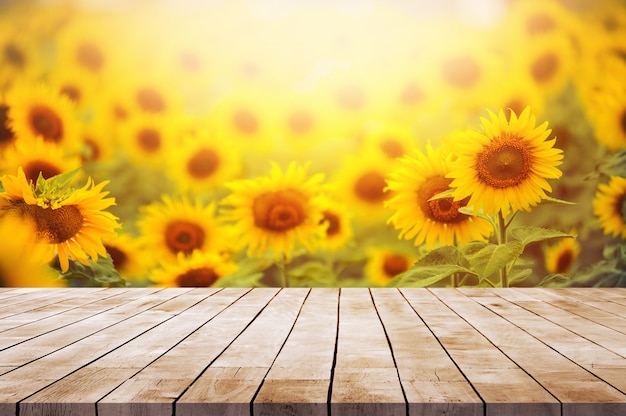 Photo plateau de table en bois avec tournesols