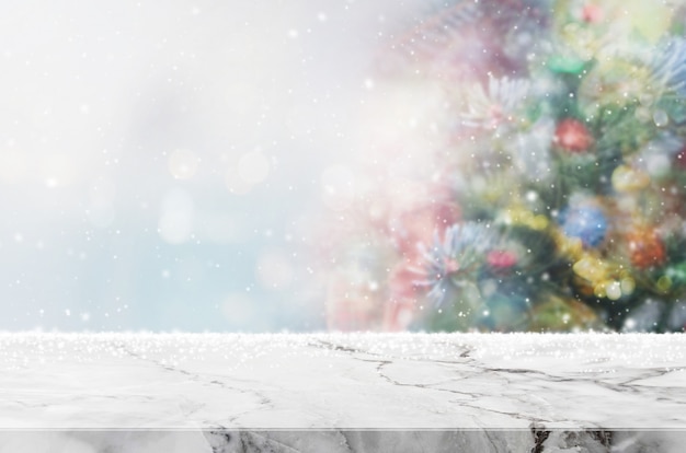 Plateau de table en marbre blanc vide avec lumière de bokeh sur bannière floue de sapin de Noël