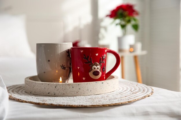 Plateau avec tasses de Noël dans la décoration intérieure de la chambre