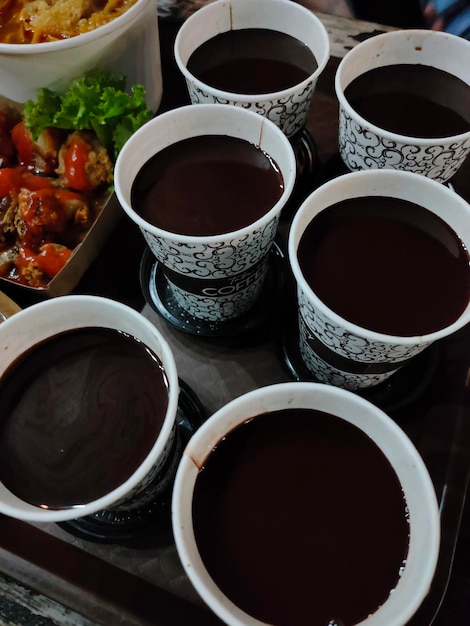 Un plateau de tasses avec un tas de sauces dessus