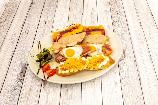 Plateau avec toasts assortis de jambon de thon et longe de rôti d'oeuf de caille frit