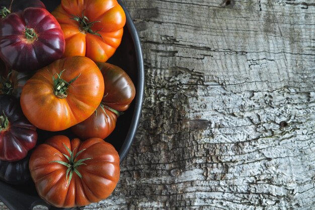 Plateau avec tomates raf et mer bleue sur fond de bois ancien Copier l'espace Vue de dessus