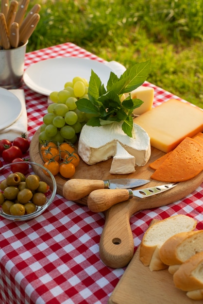 Photo plateau avec variété de délicieux fromages