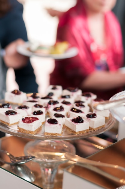 Plateau en verre plein de desserts