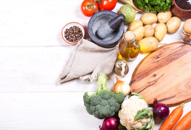 Plateau vide avec divers produits pour la cuisson sur table en bois