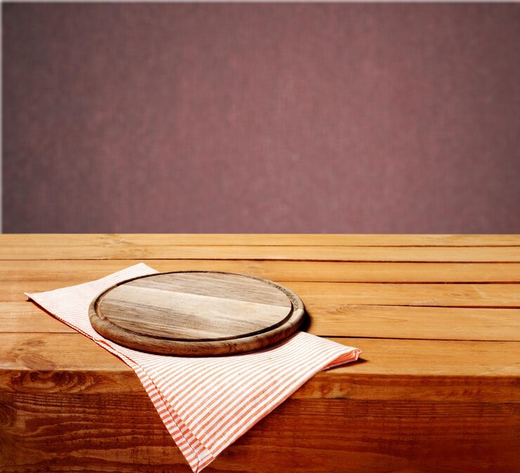 Photo plateau vide sur nappe sur table en bois