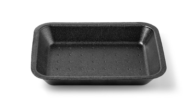 Plateaux alimentaires en mousse de polystyrène noir jetables sur fond blanc avec chemin de découpage