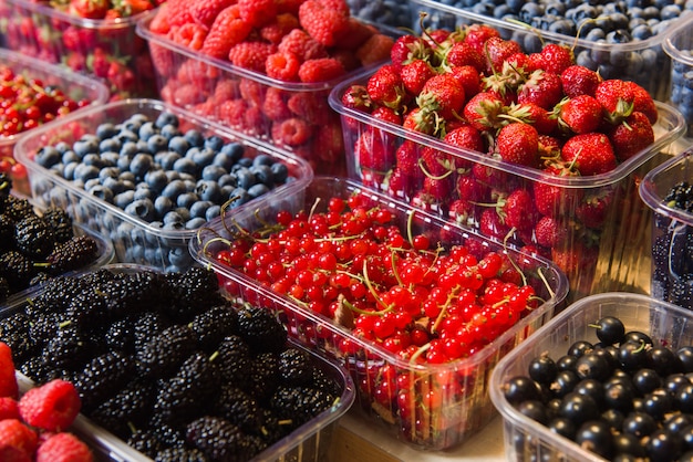 Des plateaux de baies fraîches exposées au marché local.