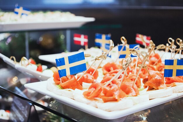 Plateaux avec divers apéritifs délicieux Apéritif de poisson