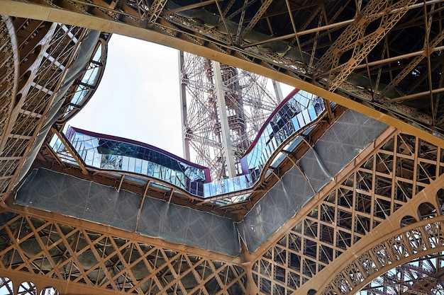 Photo plateforme d'observation du premier niveau de la tour eiffel à paris en france