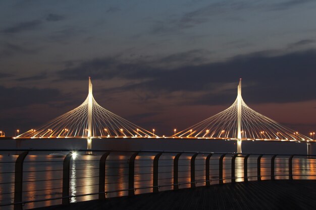 Plateforme d'observation sur la place avec vue sur le pont à haubans et le coucher du soleil