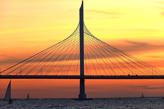 Plateforme d'observation sur la place avec vue sur le pont à haubans et le coucher du soleil