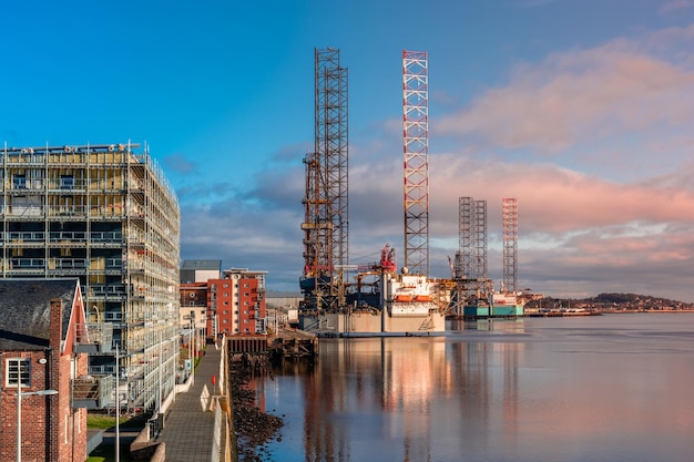 Plates-formes pétrolières dans la ville de Dundee Britain seascape