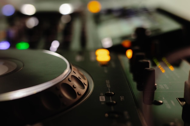 Une platine dj avec le numéro 1 dessus