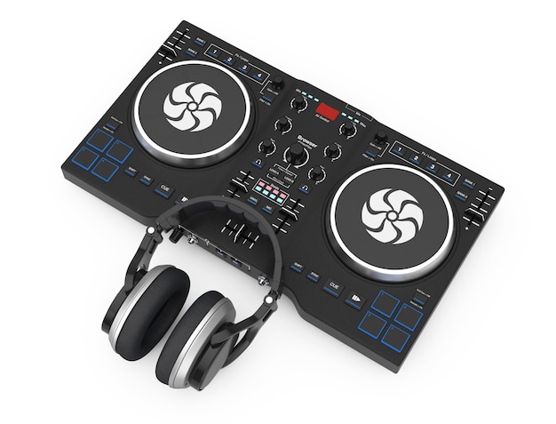 Platine de mixage DJ avec casque sur fond blanc. Rendu 3D