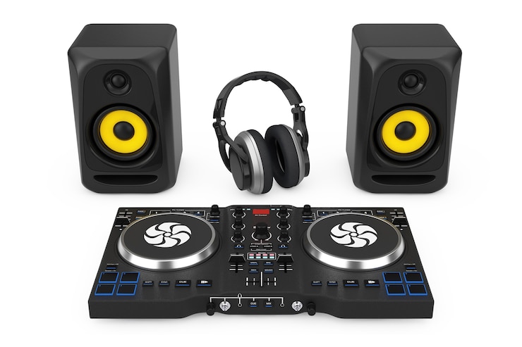 Photo platine de mixage dj avec haut-parleurs et casque sur fond blanc. rendu 3d
