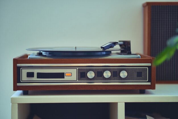 Platine vinyle rétro vintage avec disque