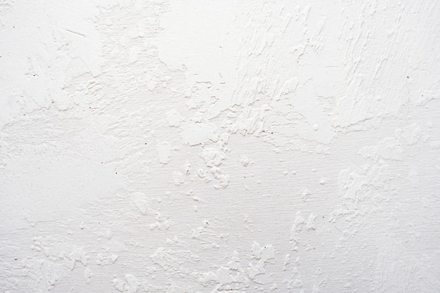 Plâtre artistique sur un mur gris et blanc