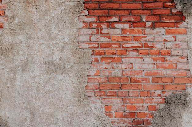 Photo le plâtre s'est effondré et s'est écaillé du mur de briques