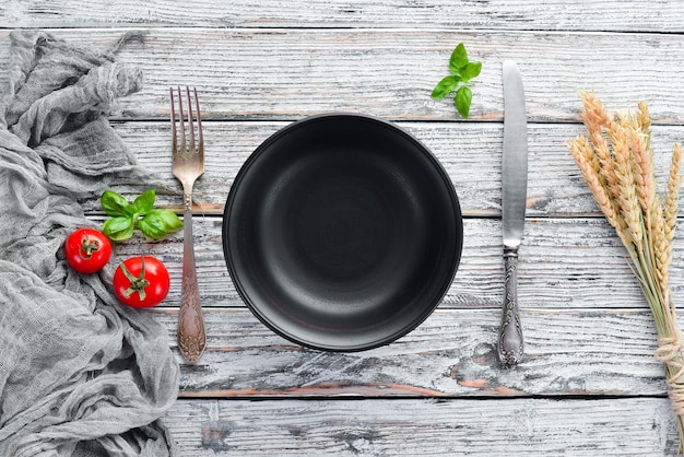 Plats en argile Une assiette sur un fond en bois blanc Vue de dessus Espace de copie gratuit