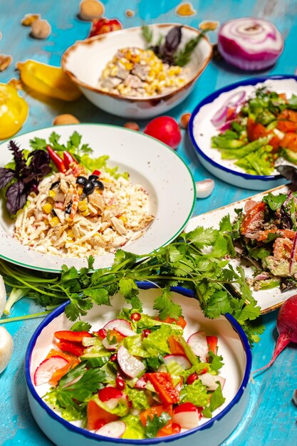 Plats arméniens géorgiens avec des herbes, de la viande, des légumes hachés et des épices sur de nombreuses 5 assiettes blanches