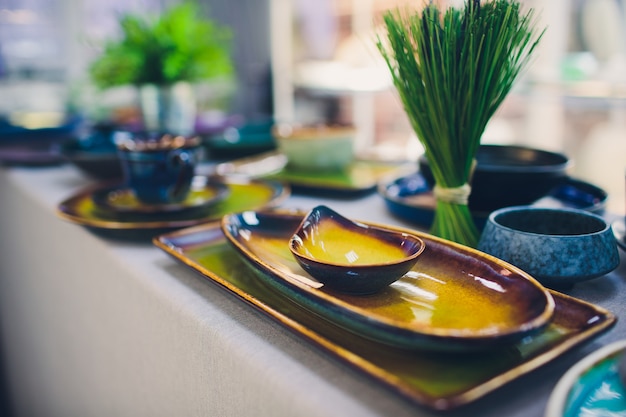 Des Plats, Assiettes Et Tasses Faits à La Main Dans Une Boutique élégante.