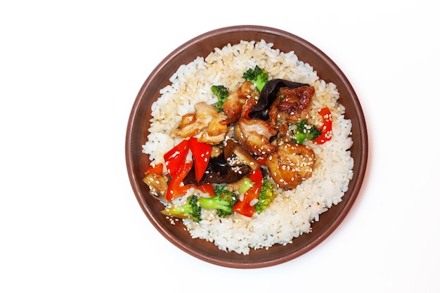 Photo plats chinois traditionnels riz au poulet et légumes sur fond blanc