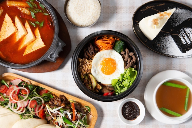Plats coréens sur la bannière du plan général de la table avec des plats coréens Cuisine asiatique
