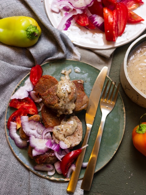 plats cuisinés sur une assiette en céramique