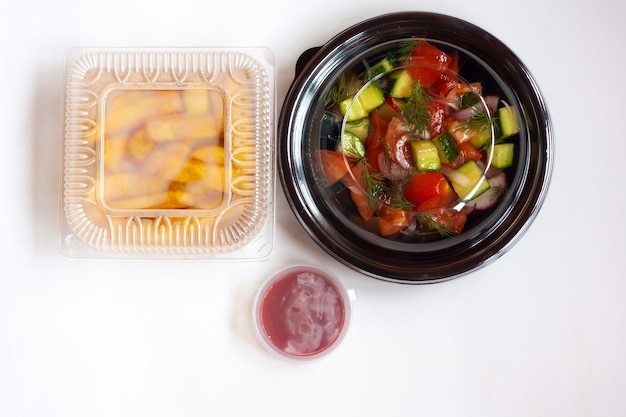 Plats à emporter, salade de légumes au fromage, frites et sauce