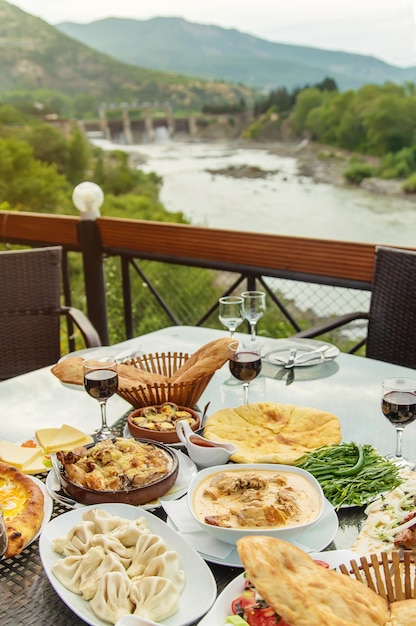 Plats géorgiens sur la table