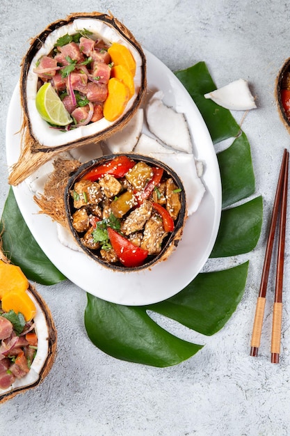 Plats hawaïens tahitiens salade de ceviche de thuna et poulet à l'ananas avec sauce sucrée