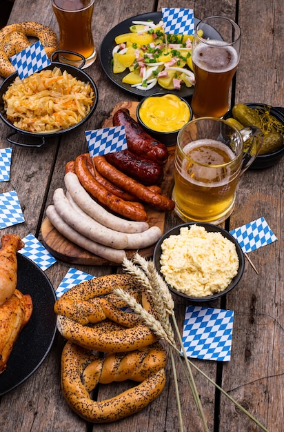 Photo plats de l'oktoberfest avec bretzel à la bière et saucisse