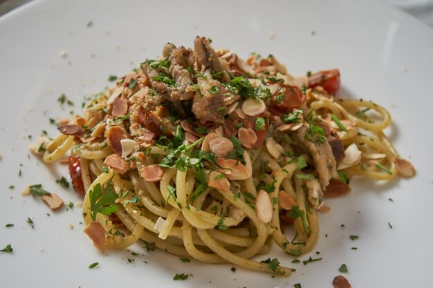 Plats de pâtes italiennes élégants et délicieux servis sur une assiette blanche dans un restaurant Concept alimentaire